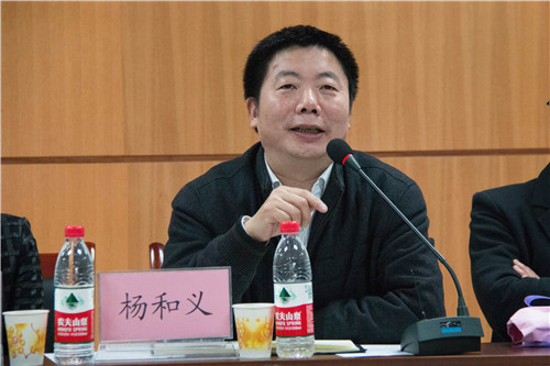 院长杨和义正在对学生们发表讲话