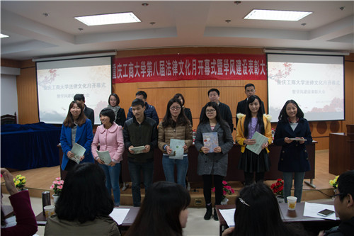 老师给优秀学生颁奖并合影